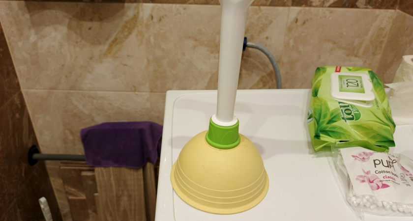    Разрезаю пластиковую бутылку - и любой засор вылетает со свистом: поступаю так годами - о вантузе и сантехниках позабыла