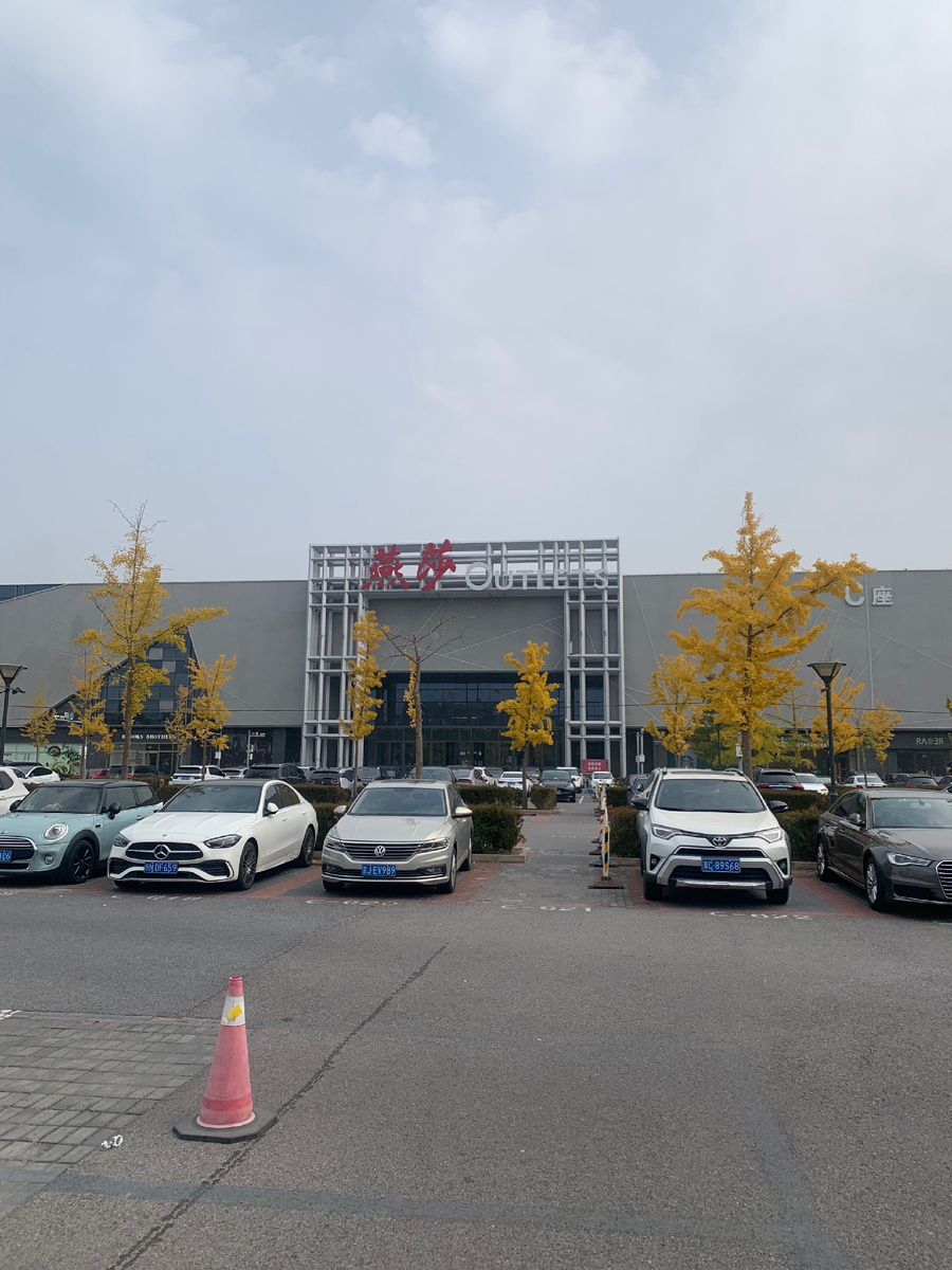 В Yansha Outlets представлено более 100 международных брендов, включая Gucci, Prada, Nike, Adidas и другие. 