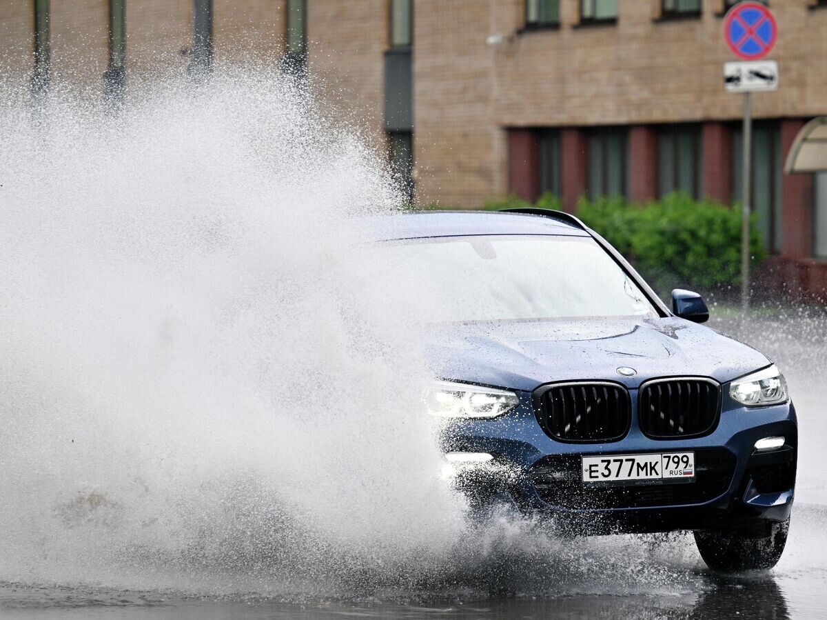    Автомобиль на улице Вавилова во время дождя в Москве© РИА Новости / Павел Бедняков