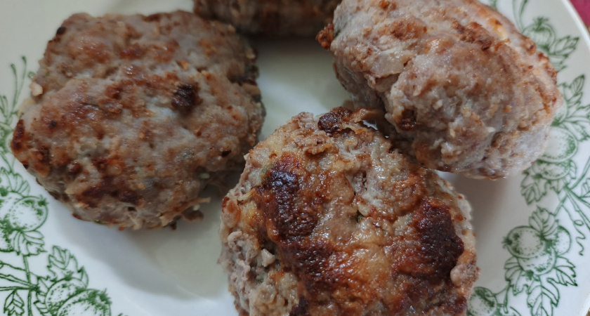    Не хлебный мякиш и не сало: вот что бросаю в фарш для сочности и вкуса - котлеты получаются "пуховыми" и нежными