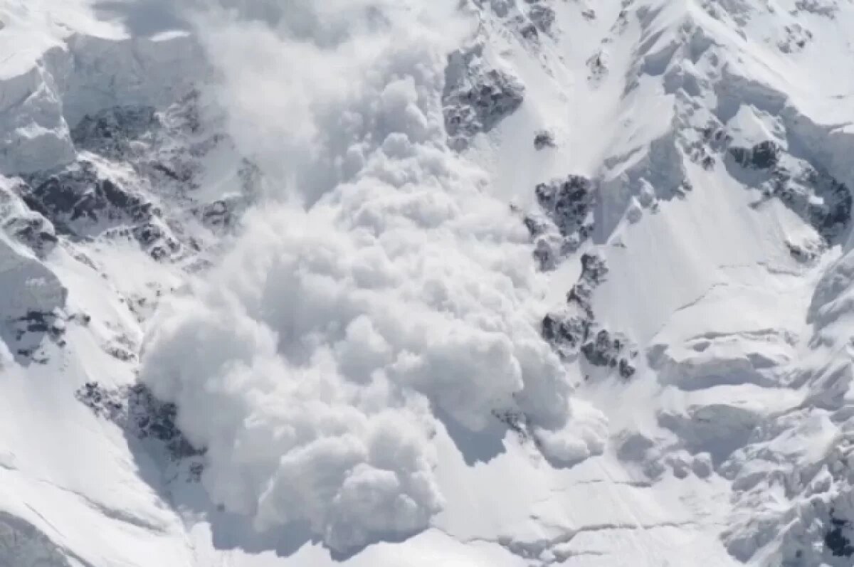    Спасатели прибыли к месту схода лавины и гибели человека на Камчатке