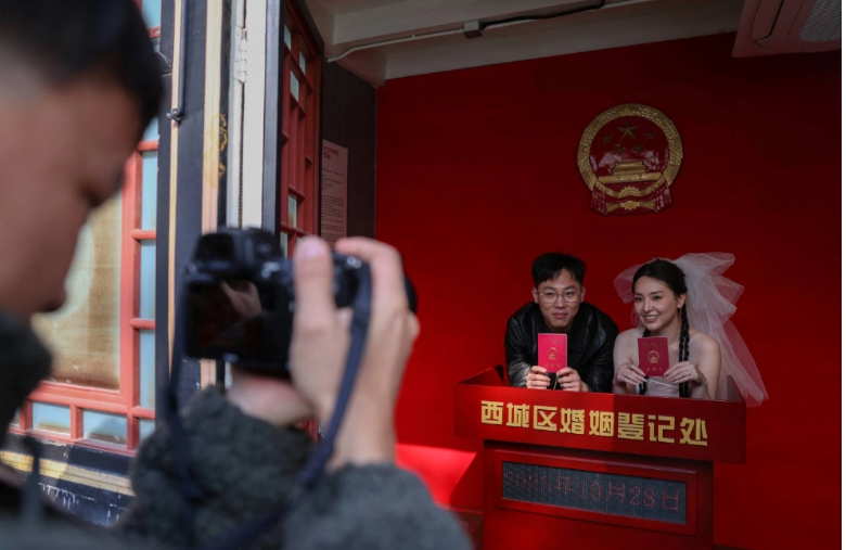 На свадьбе в часовне (поставили стенд для новобрачных)