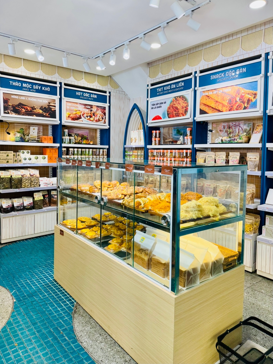 На коричневых ценниках указаны названия булочек и их стоимость. Цены очень гуманные