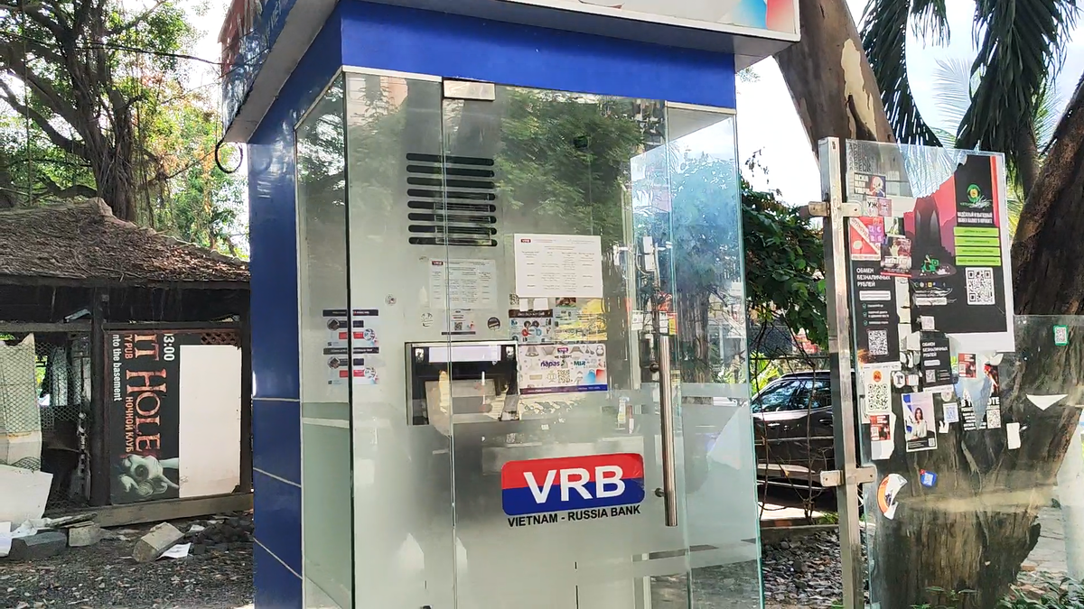 Вот так выглядят банкоматы VRB банка. Их в Нячанге немного, но 3 мы точно встретили.