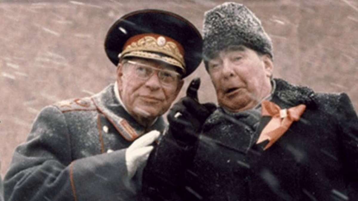 Брежнев и Устинов на трибуне Мавзолея 7 ноября 1982 года