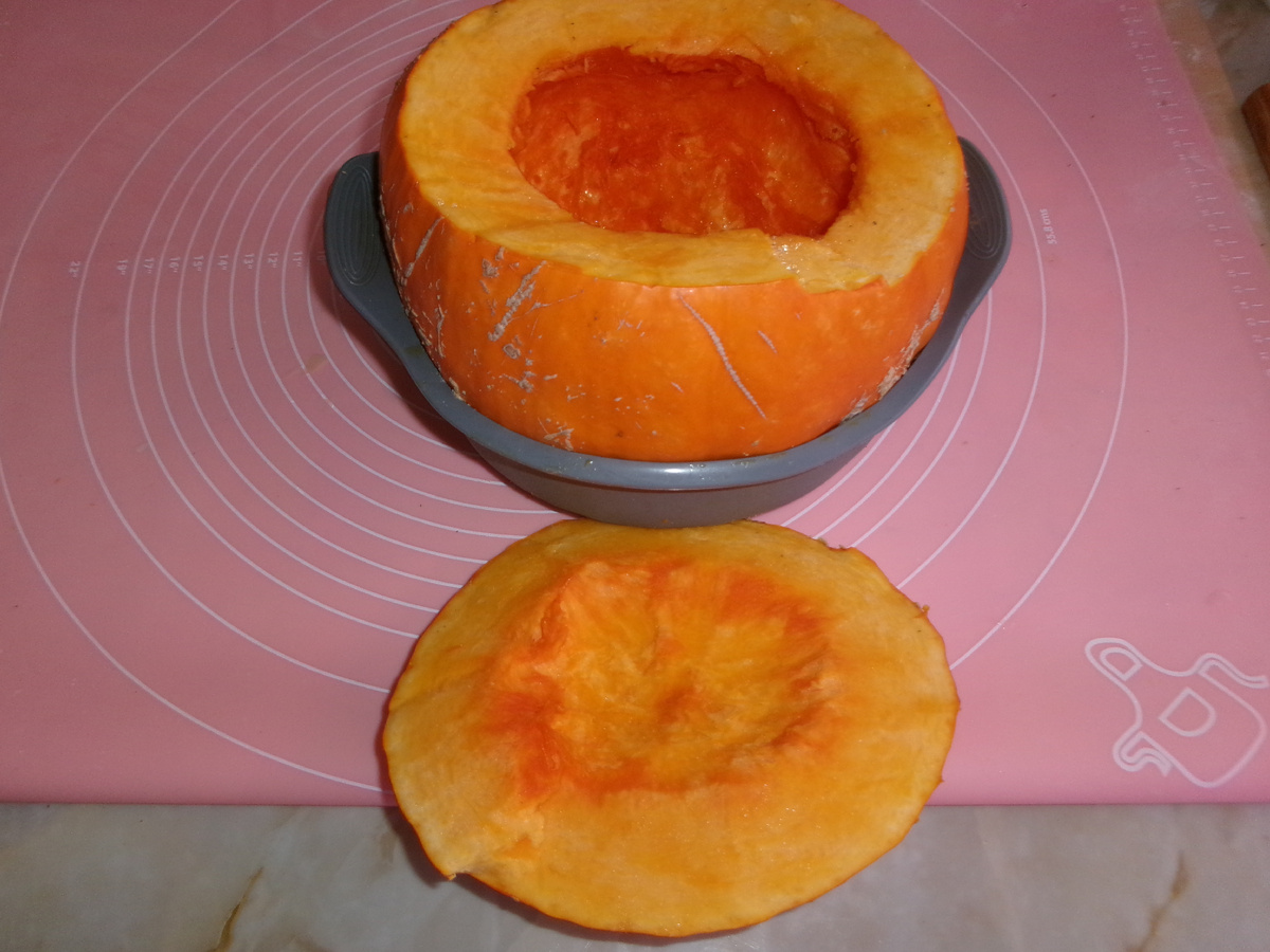 фото автора    тыкву изнутри смазать растительным маслом . немного посолить и посыпать сухим чесноком.