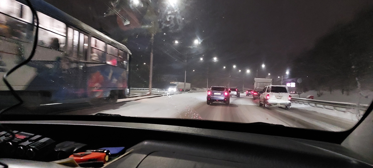 Едем в Гору и скоро повернем по Змеиногорскому тракту направо. Зима "за бортом" настоящая. Народ рулит осторожно.