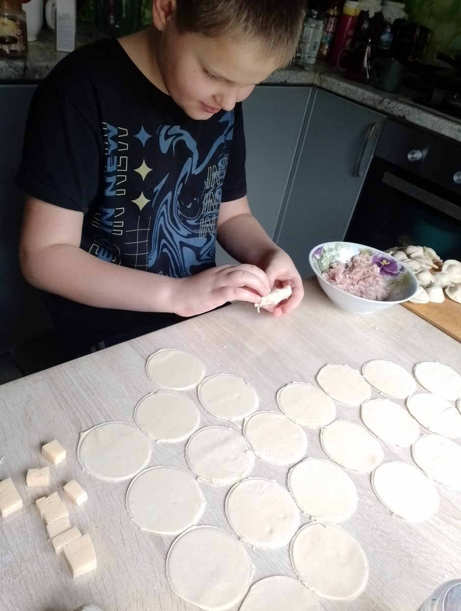 Пельмени я делаю в пельменнице. Это остатки теста сын захотел сам пельмени поделить. Сделали с сюрпризом, с сыром некоторые 