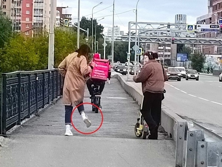     Всего один пример незарегистрированного ДТП с пострадавшим в Екатеринбурге. Самокат ударил девушку по ноге. Фото: Николай Курилов / МК-Урал.