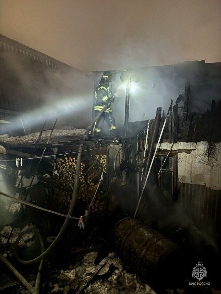    Ночной пожар в Барнауле. Источник: t.me/mchs_altkray