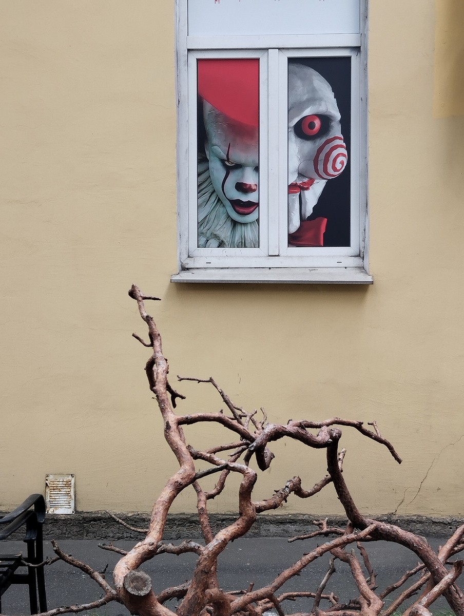 Пугающее оформление Mysterio Hotel