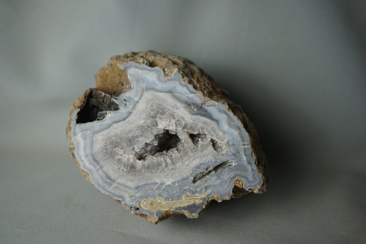 Спил камня после чернового выравнивания. Самое сложное - центральная часть т.к. у кварца абразивный износ выше.  При работе часто получаются высокие края и углубление в середине. Получить плоскость на черепашках сложно, особенно если они уже изношены.