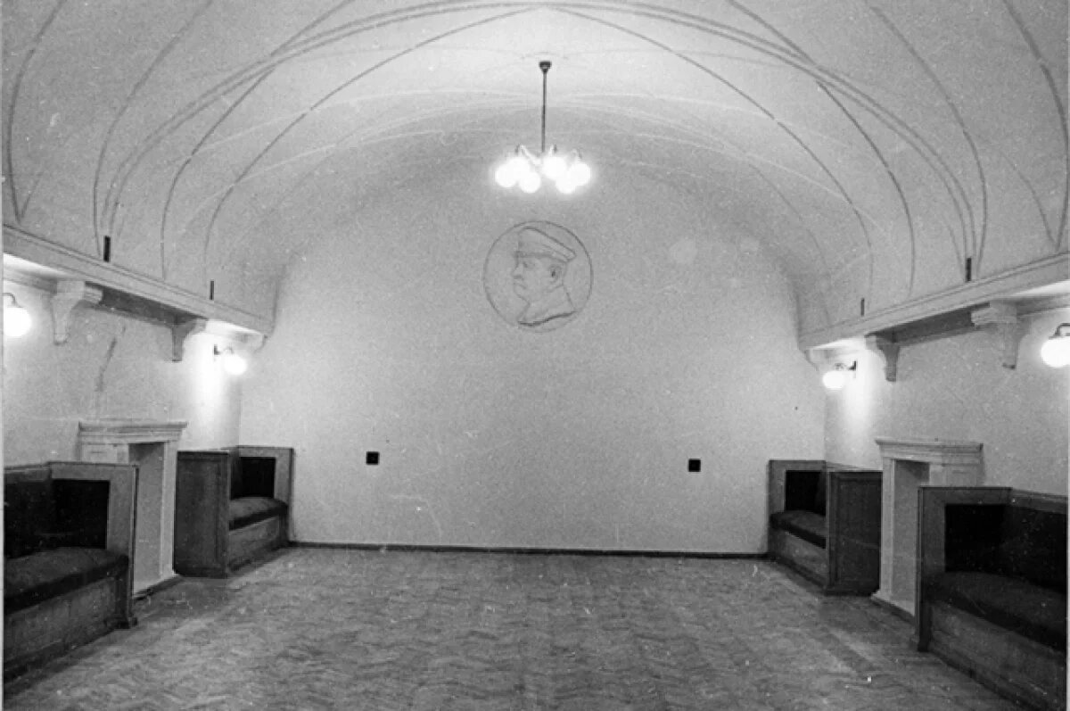    Объект № 1 выглядел в дни сдачи в эксплуатацию. На стене можно заметить барельеф Сталина. Сейчас его нет.