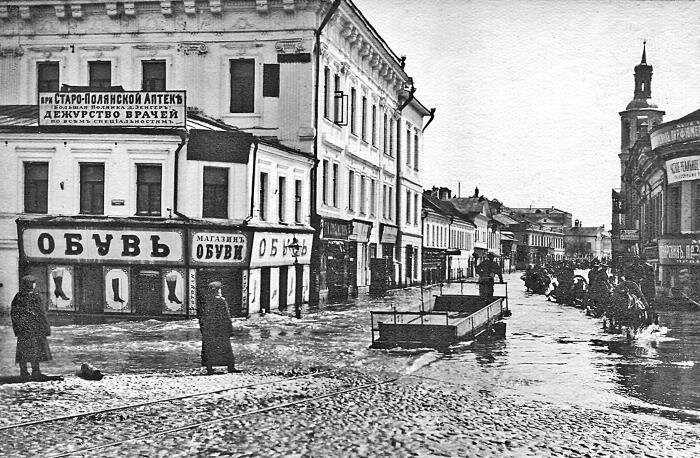 Большая Полянка во время наводнения. Слева бывший дом Прозоровского. Фотография 1908 г. Изображение из открытых источников
