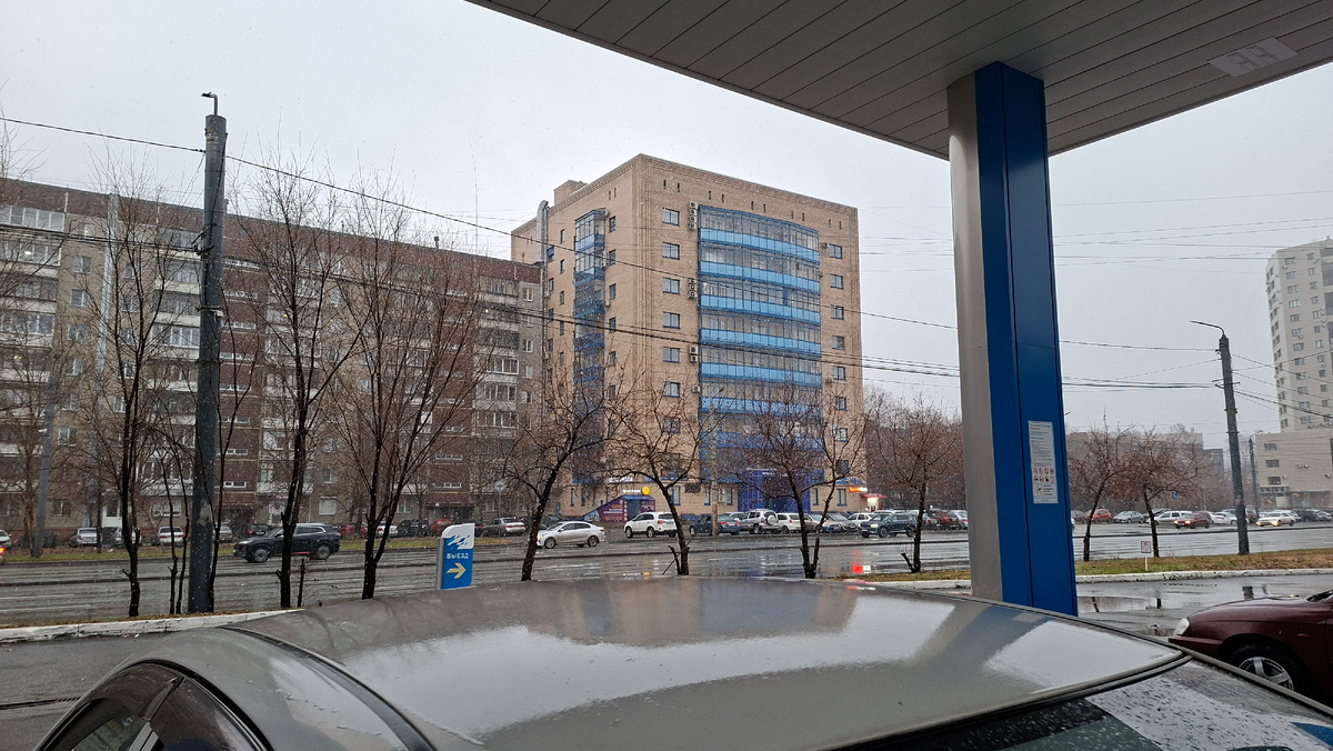 Утром на АЗС по пути на работу