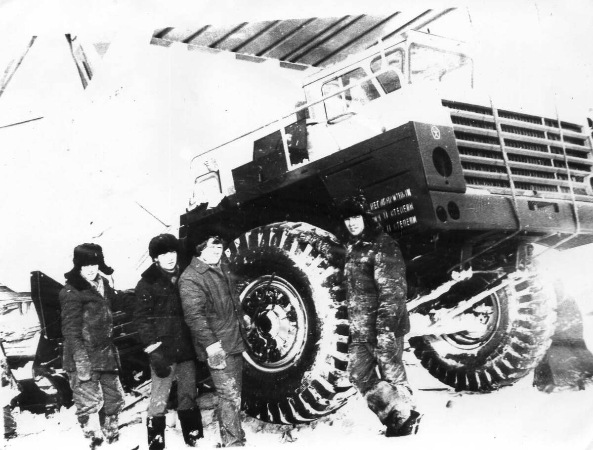 Фото автора. 80 годы двадцатого века. Славный город Усть-Кут. БелАЗ–540 завис в воздухе.