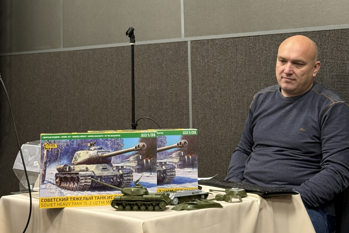 Конструктор модели ИС-2 1/35 "Звезда" 3708 Михаил Назарьев.