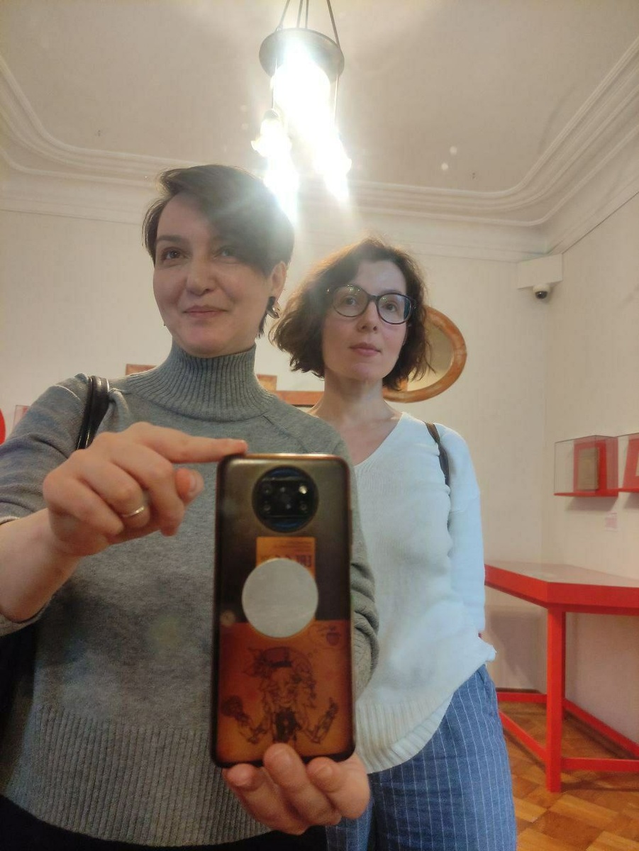 На фото две женщины 40+ со сдержанным оптимизмом смотрят в будущее менопаузы. Автор блога Ксения Татарник (справа) с подругой. Фото из личного архива