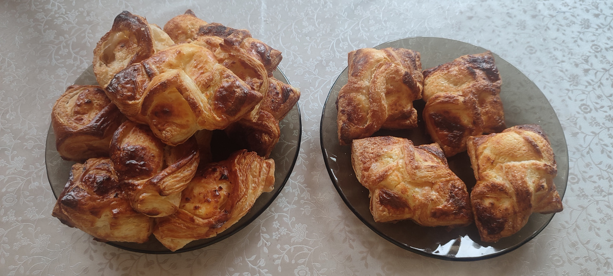 Слойки в аэрогриле получились румяными и прекрасно пропеклись. 