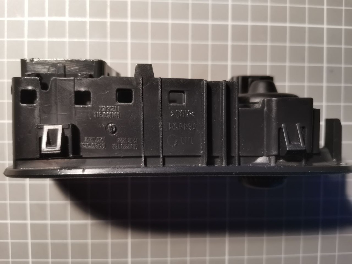 Заглушка плотно сидит в своём посадочном месте на 4 защёлках, защёлки эти очень тугие и просто рукой заглушку не вытащить