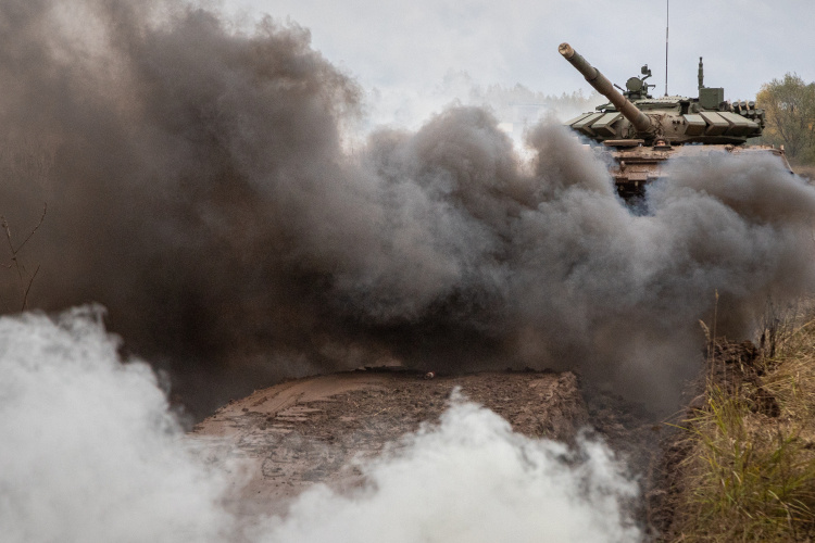 «Следующим актом стала осень 2022 года. К этому времени Киев сумел провести мобилизацию, увеличив численность живой силы с 250 тысяч человек до миллиона, в то время как ВС РФ оперировали примерно 200-тысячной армией, распыленной по всему фронту от Херсона и до Харькова»
Фото: «БИЗНЕС Online»