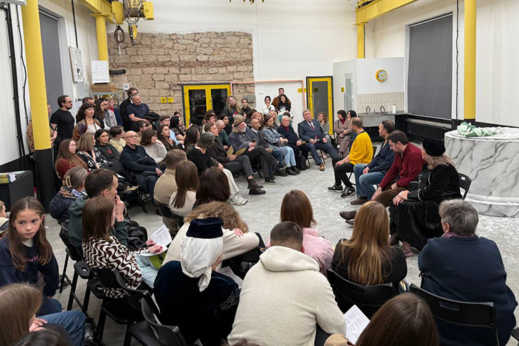    Общее ощущение от двух дней «Аваздаш» — все та же легкая эйфория времен первых Tat Cult Fest’ов в Казанском кремле. Хотя вопрос о том, как и где должны жить эти постановки после бурных аплодисментов и жарких обсуждений в Альметьевске, остается открытым