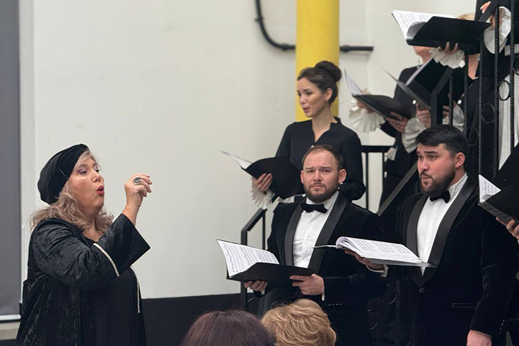    Безусловным смысловым стержнем и, пожалуй, самым амбициозным проектом фестиваля стала хоровая опера «Бакый» композитора Низамова в постановке режиссера Имамутдинова