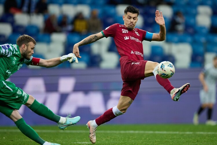    Даку вышел с капитанской повязкой, но забить это ему не помогло.   
Фото: rubin-kazan.ru