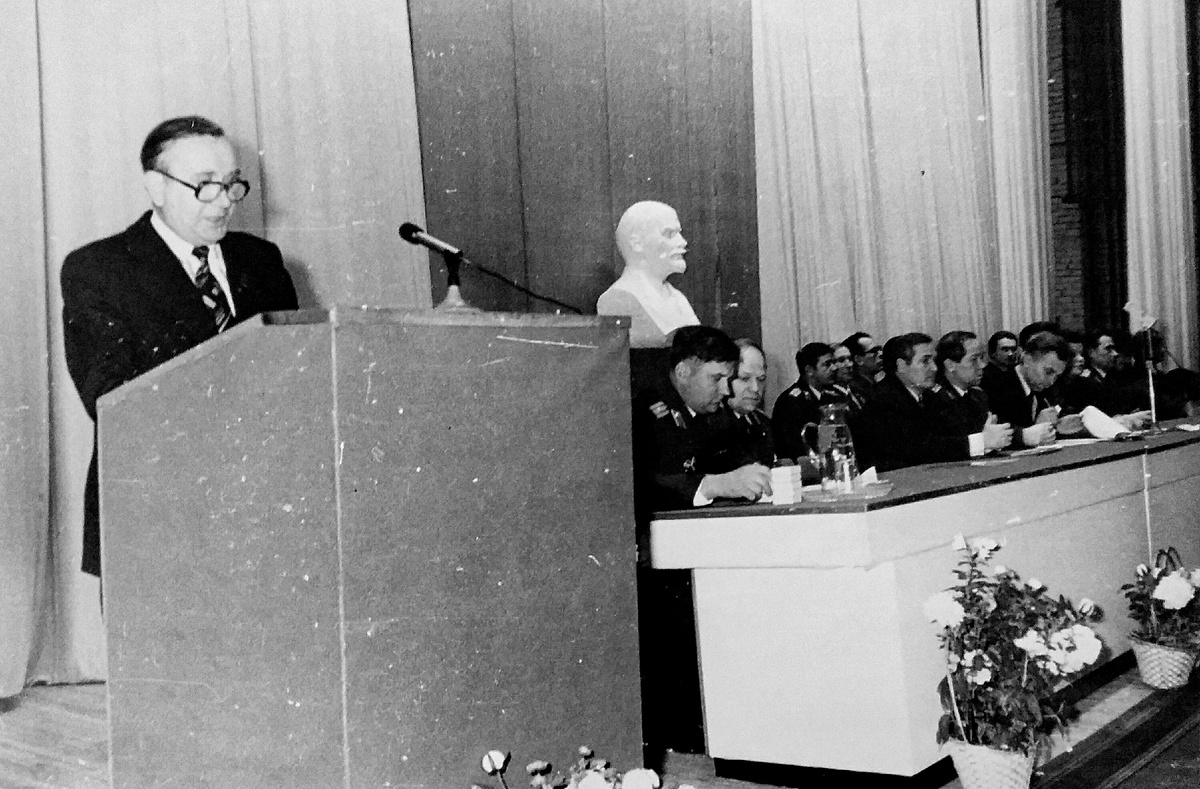 В бытность советской милиции заслуженные ветераны ОВД на городских торжествах неизменно находились в президиуме. Фото середины 1970-ых из личного архива автора.