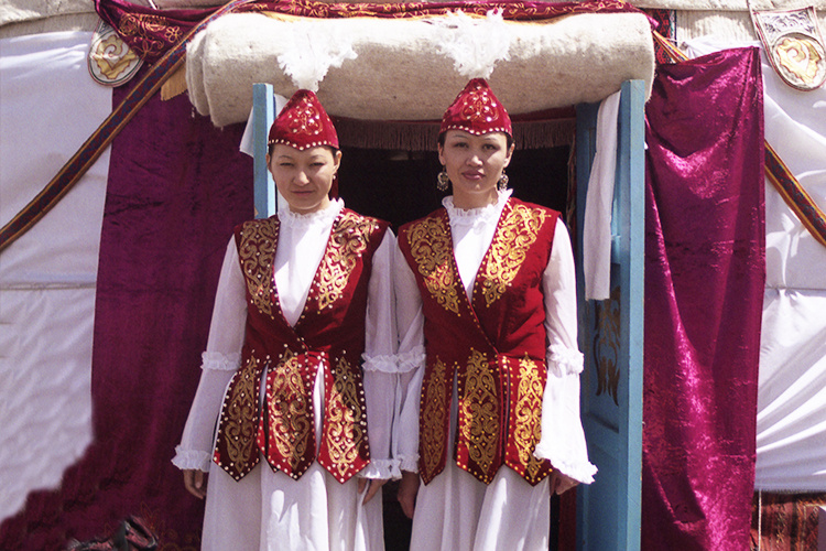    Полигамия в Казахстане как бы уже считается непредосудительной, подобно былым временам, вторая, третья или даже четвертая жена — не повод для осуждения, а, напротив, показатель высокого социального статуса и достатка.   
Фото: © Boris Rezvantsev / Russian Look / www.globallookpress.com