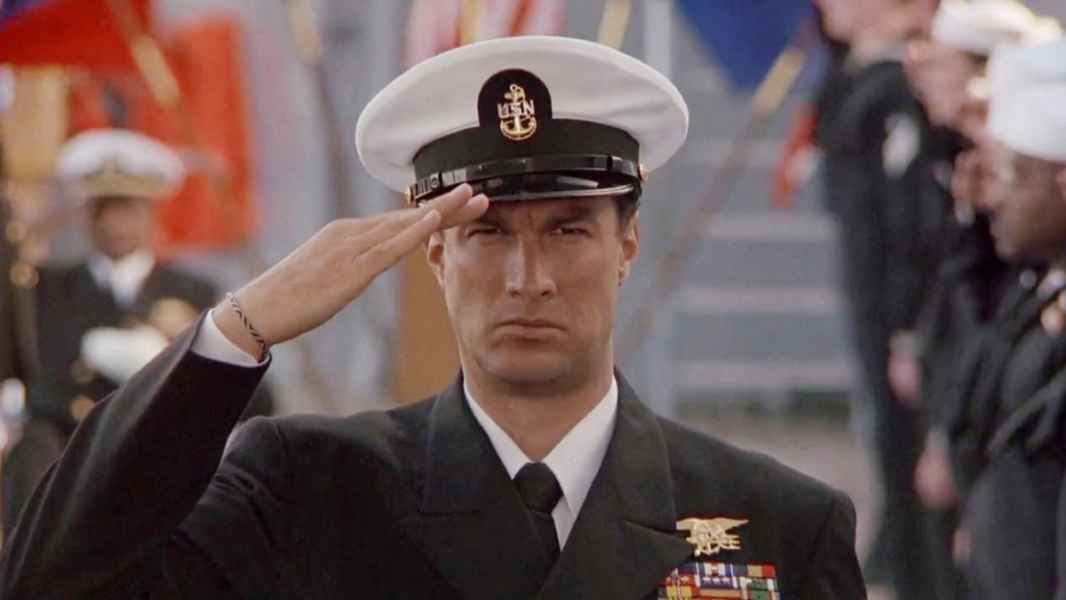 Самый высокооценённый и кассово успешный боевик Стивена Сигала.