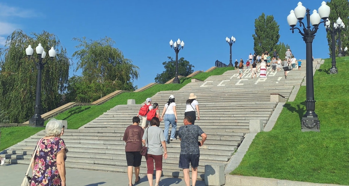 Люди идут на Мамаев курган