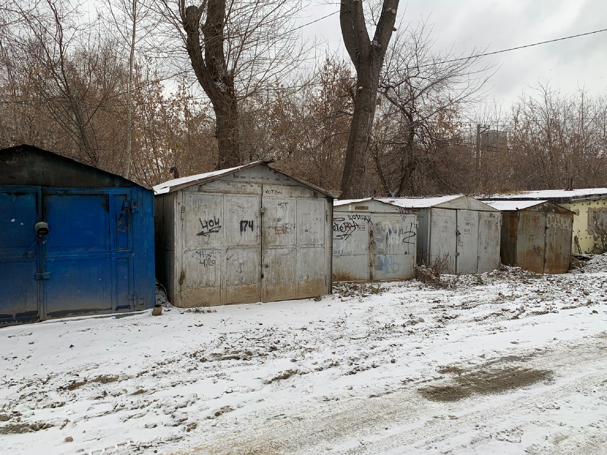 Демонтаж металлического гаража в Екатеринбурге: этапы и советы
Демонтаж металлического гаража — задача, требующая серьезного подхода и тщательной подготовки. В Екатеринбурге, как и в любом другом городе, процесс включает несколько ключевых этапов, которые помогут избежать сложностей.
1. Подготовка к демонтажу
Перед началом работ важно оценить состояние гаража. Убедитесь, что конструкция не имеет острых выступов и зазоров, а также определите, какие инструменты понадобятся для проведения демонтажа.
2. Необходимые инструменты и оборудование
Для демонтажа металлического гаража вам могут понадобиться:

Болгарка или резак для металла
Газовый ключ и отвертки
Лестница (если требуется доступ к крыше)
Защитная экипировка (перчатки, очки)

3. Процесс демонтажа
Демонтаж можно проводить в несколько этапов:

Снять крышу: Обычно металлические крыши крепятся болтами или сваркой. Начните с их отсоединения.
Разобрать стены: Если стены собраны на болтах, просто открутите их. В случае сварных соединений потребуется использовать болгарку.
Удалить основание: Основу гаража можно вырезать или открутить, если она прикреплена.

4. Утилизация материалов
После завершения демонтажа необходимо правильно утилизировать оставшиеся материалы. В Екатеринбурге есть специализированные компании, которые помогают с утилизацией металлолома.
5. Услуги профессионалов
Если у вас нет опыта в демонтаже или отсутствует необходимое оборудование, лучше обратиться к профессионалам. В Екатеринбурге много компаний, предлагающих услуги демонтажа металлических конструкций. Они обеспечат безопасное и быстрое выполнение работы.
Заключение
Демонтаж металлического гаража в Екатеринбурге – это процесс, требующий внимания к деталям и соблюдения техники безопасности. Подготовьте все необходимое и, при необходимости, не стесняйтесь прибегать к помощи профессиональных компаний. Это поможет избежать ненужных проблем и сэкономить время.