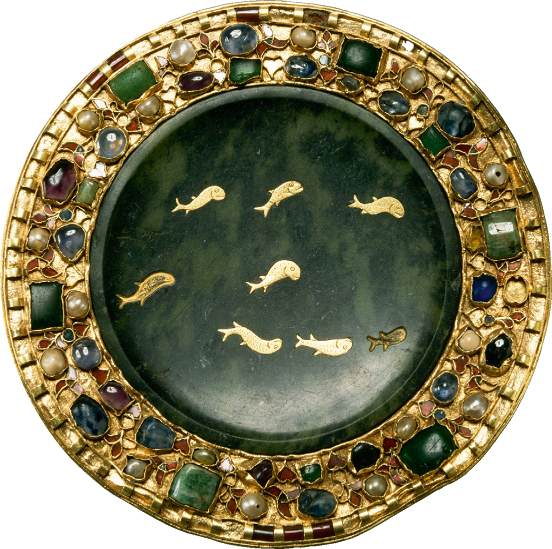 ЗЕЛЕНЫЙ СЕРПЕНТИНОВЫЙ ПАТЕН
Перед нами римское изделие первого века – змеевидный предмет, украшенный золотыми рыбками. Отдельно, круг из серебра, инкрустированный драгоценными камнями, предположительно датируется второй половиной девятого столетия. Этот комплексный артефакт, который на протяжении многих лет находился в сокровищнице аббатства Сен-Дени, играл важную роль в церемониях коронации французских монархов.
Париж, Музей Лувра, Департамент предметов искусства, MR 415.