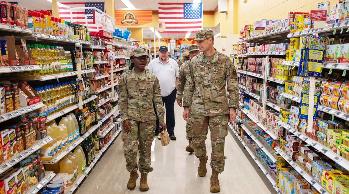 Почти все магазины на военных базах США могут закрыться в начале декабря, если приостановка работы правительства продолжится. Фото ВВС,
