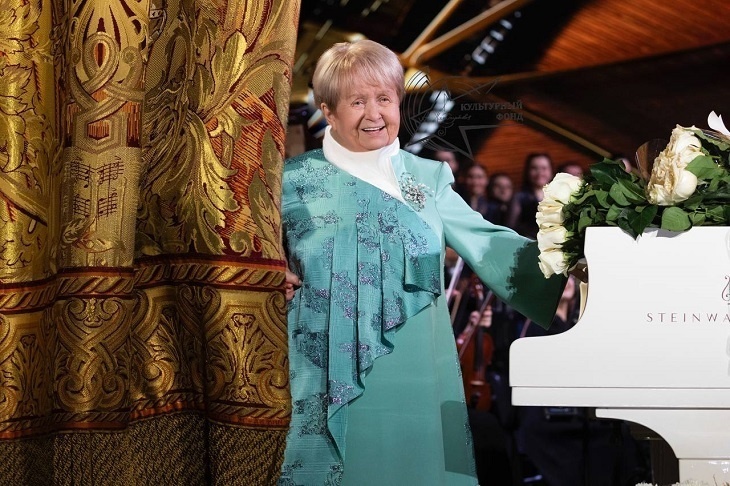 Знаменитая сталинградка Александра Пахмутова отмечает 96-летие...