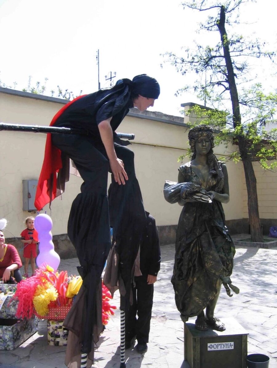    Ходулисты — участники всех праздников в Евпатории. И мировым рекордом отметились! Фото: АиФ-Крым/ Наталья Дремова