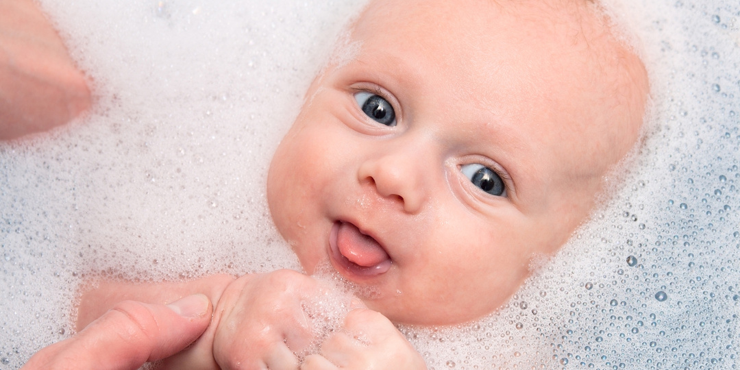 Как купать новорожденного ребенка первый раз дома