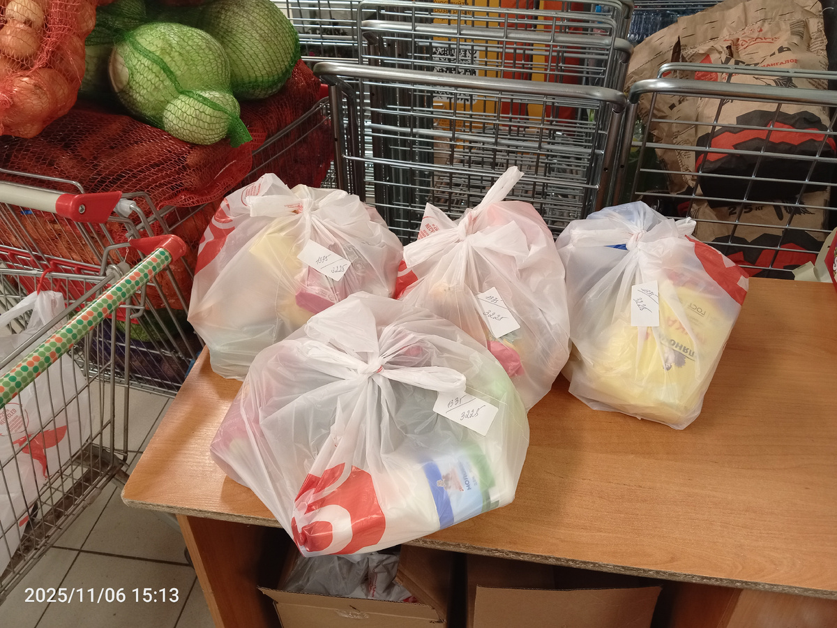 И это всё Яндекс предлагает отнести пешему курьеру. Расстояние до клиента 3 км.