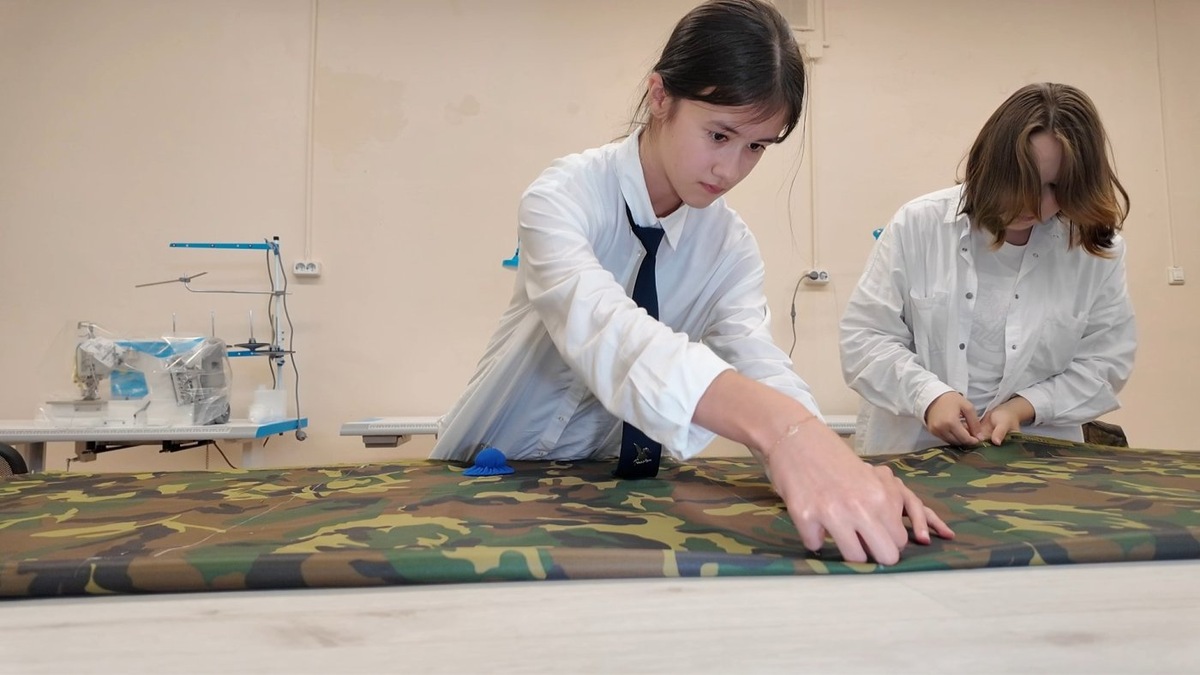    Юные югорчане шьют рюкзаки и плетут сети для фронта