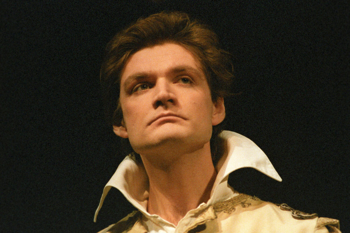 Актер Владимир Симонов в сцене из спектакля «Тартюф» в Московском художественном академическом театре имени М. Горького, 1989 год    📷