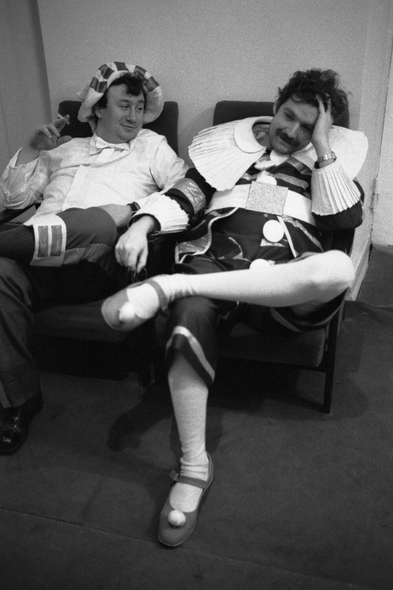 Актеры Дмитрий Кравцов и Владимир Симонов в перерыве между репетициями в театре имени Вахтангова, 1991 год    📷