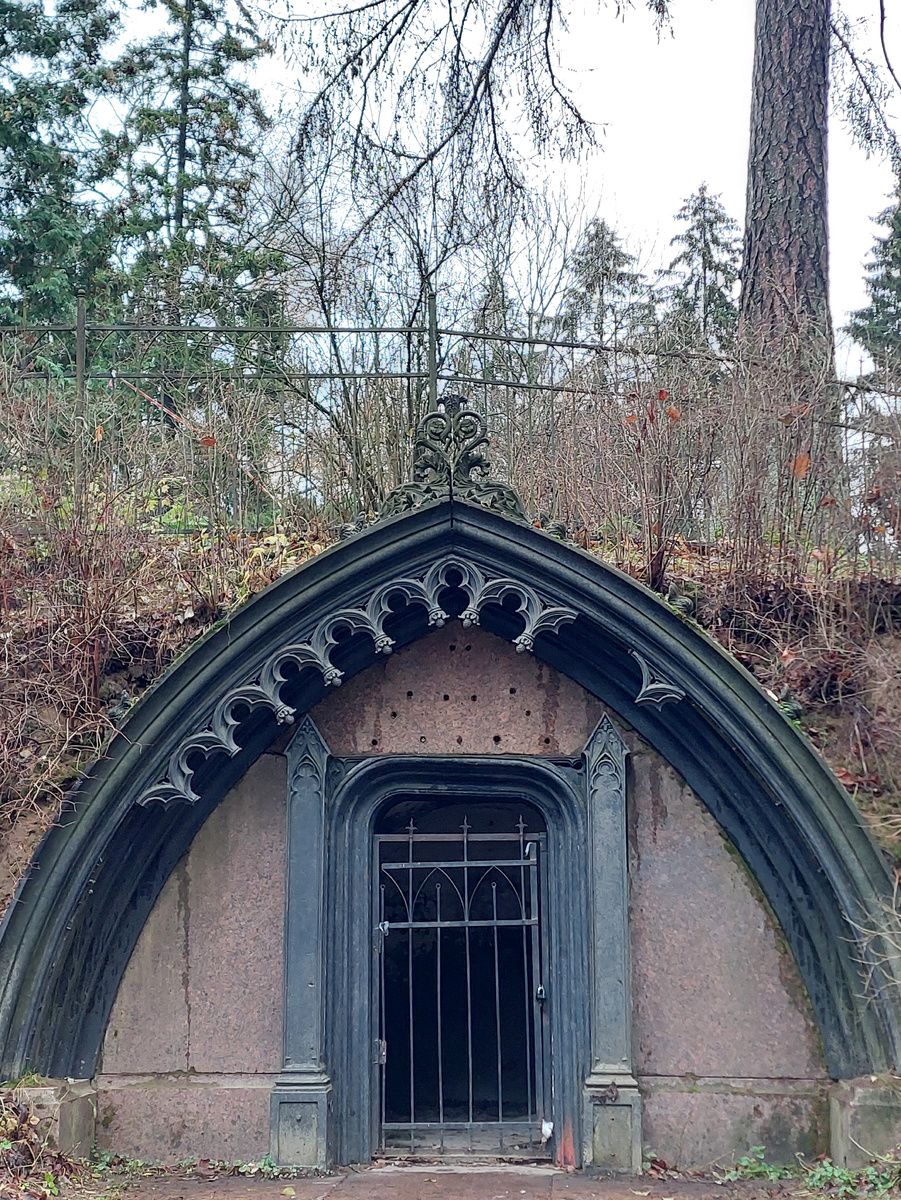 Чугунная решетка склепа «Адольфа». Фото автора. →