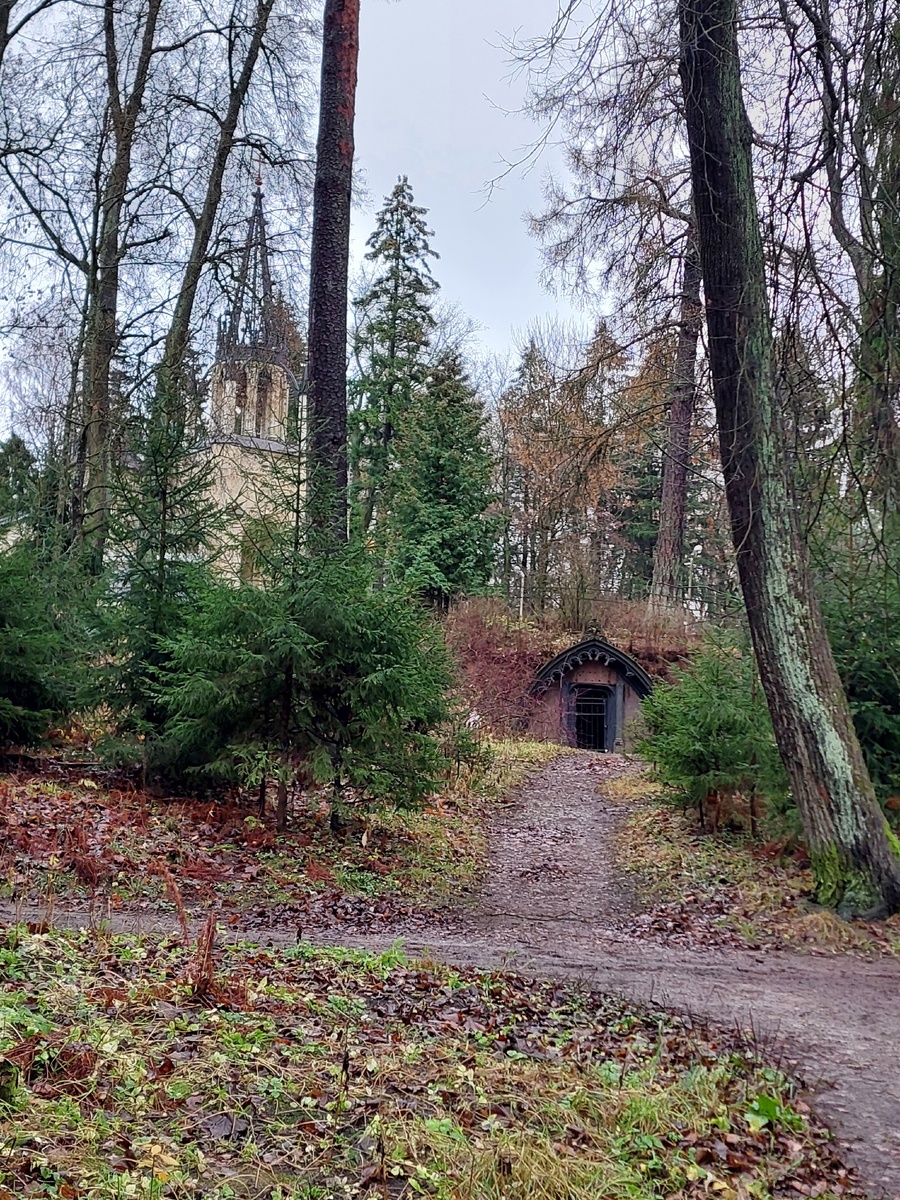 Церковь Петра и Павла и склеп «Адольфа» в Шуваловском парке. Фото автора. →