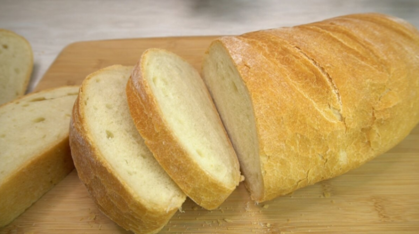 Не хлеб, а мечта. Пока все вытирают муку со стола, я уже достаю хлеб из духовки. Хрустящая корочка и пропеченный мякиш. Без лишних хлопот.