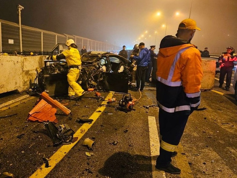    На Крымском мосту "Мерседес" врезался в отбойник. Есть жертвы