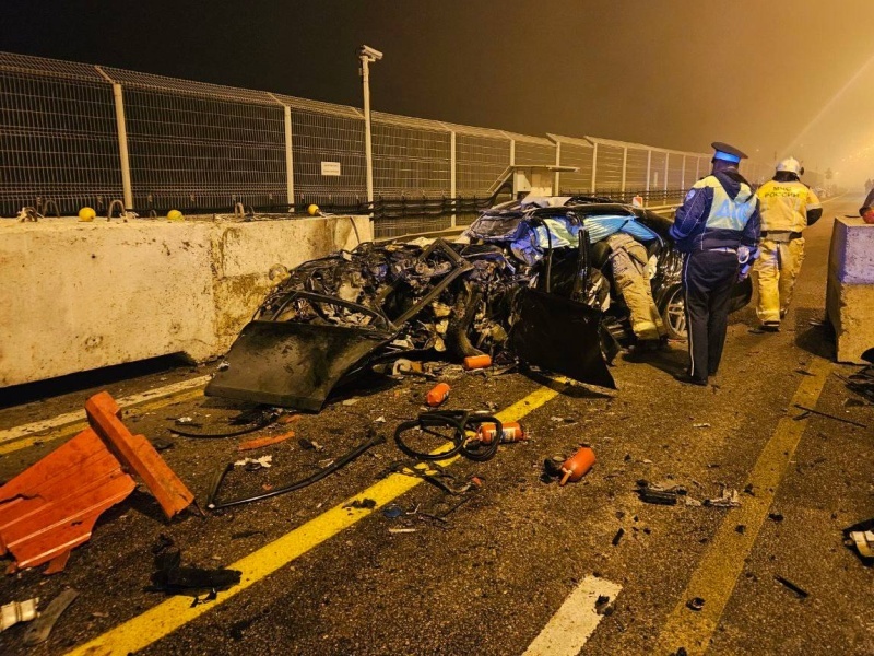    На Крымском мосту "Мерседес" врезался в отбойник. Есть жертвы