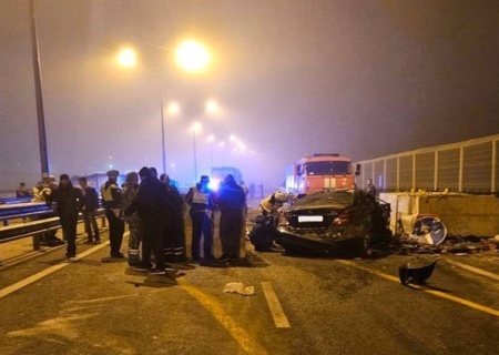    На Крымском мосту "Мерседес" врезался в отбойник. Есть жертвы