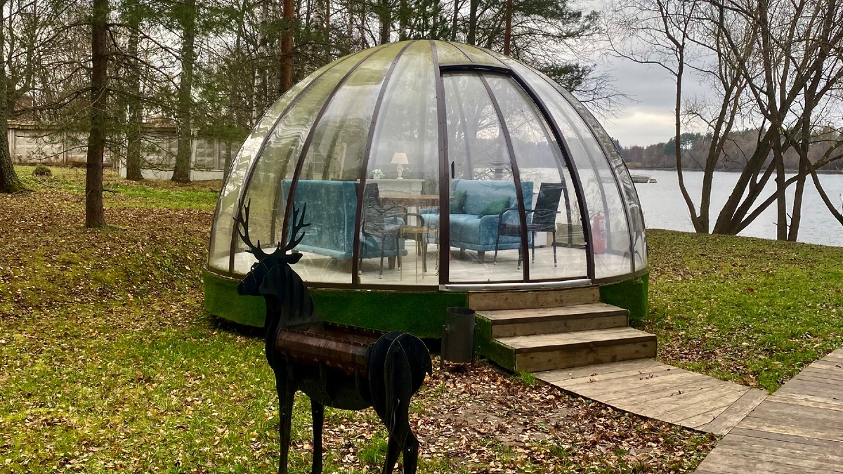 Купольная беседка на берегу Можайского водохранилища 