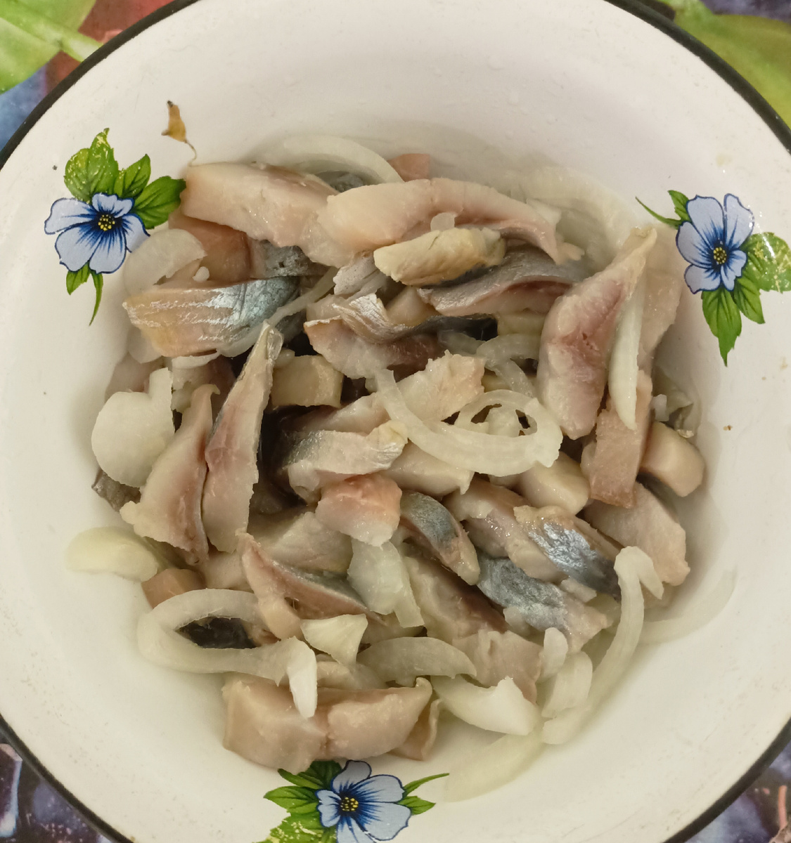 Селедочку с картошкой уважаю, но не беру целую рыбу, только филе. 